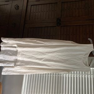 Size S. White linen dress. Slightly longer in the back with a clasp. Breezy!